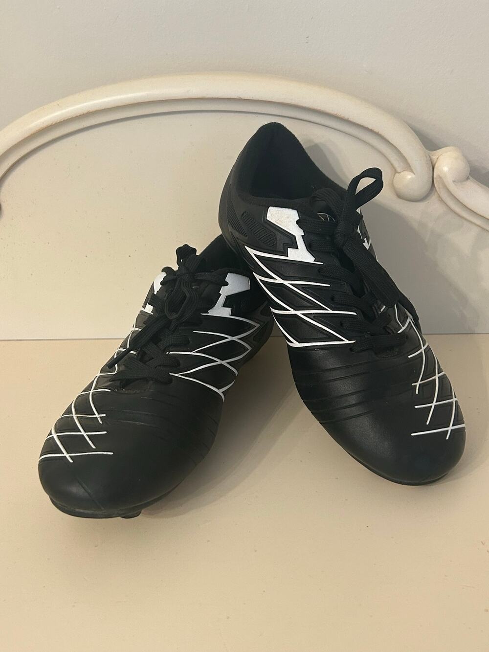 Vizari Boca Youth Soccer Cleats Black White Firm Ground Athletic Shoes Size 5J